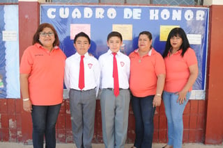 Logro. Carlos y Cristofer agradecieron el apoyo por parte de sus padres, de sus maestras y de la directora de la Escuela España. (RAMÓN SOTOMAYOR)