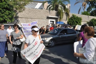 Protesta. Ciudadanos se manifestaron con mantas y pancartas en el exterior de laCasa de Gobierno, en Torreón Jardín.