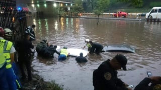 Vehículos se vieron afectados por las inundaciones. (TWITTER)