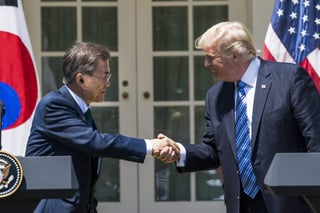 'He invitado al presidente Trump a visitar Corea del Sur este año y él muy amablemente ha aceptado mi oferta', aseguró Moon en una declaración a la prensa después de reunirse con Trump en la Casa Blanca. (ARCHIVO)