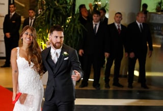 Lionel Messi (30 años) y su pareja, Antonela Roccuzzo (29), con quien tiene dos hijos, Thiago (4) y Mateo (1), se casaron ayer en su Rosario natal. (Fotografías de EFE y AP)