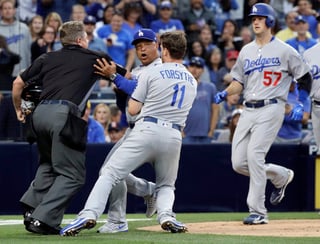 Dave Roberts, mánager de los Dodgers, fue suspendido un partido por el altercado que tuvo con Andy Green, manejador de Padres de San Diego, en el duelo del viernes. (AP)