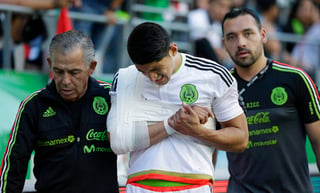 'Me siento triste la verdad. El objetivo era jugar la Copa Oro con todos mis compañeros, pero esa ilusión queda atrás con mi lesión [fractura húmero derecho]', declaró el delantero mexicano. (ARCHIVO)

