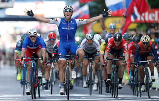 Marcel Kittel celebra al momento de cruzar la meta en la segunda etapa del Tour de Francia. (EFE)