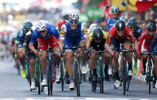 El ciclista alemán Marcel Kittel (c), integrante del Quick-Step Floors, se adjudicó la segunda etapa del Tour de Francia 2017. (EFE)