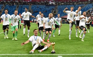 Al minuto 20, Alemania anotó gracias al error de Marcelo Díaz que perdió el balón con Timo Werner, quien cedió para su solitario compañero Lars Stindl que sin apuros hizo el 1-0.