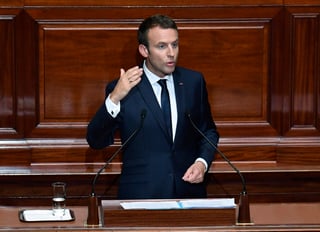 “Restableceré las libertades de los franceses levantando el estado de urgencia en el otoño, porque esas libertades son la condición de la existencia de una democracia fuerte”, declaró Macron. (AP)