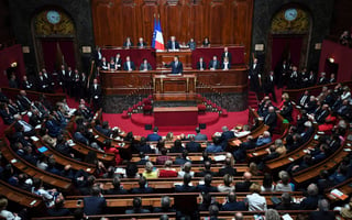 El nuevo presidente anunció que en su mandato de cinco años pretende “cambiar las instituciones” francesas, entre ellas el poder Legislativo. (AP)