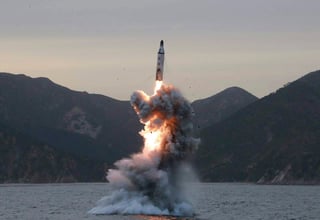 El lanzamiento es parte de una serie de pruebas que Corea del Norte ha hecho en los últimos meses como parte del desarrollo de un misil con capacidades nucleares que pueda llegar a Estados Unidos. (ARCHIVO)