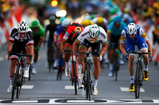 Peter Sagan (c) se llevó la etapa en un apretado cierre. Peter Sagan gana tercera etapa del Tour