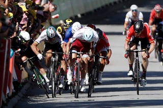 Peter Sagan fue descalificado del Tour de Francia por darle un codazo a Mark Cavendish durante el sprint final en la etapa 4 del Tour de Francia. (EFE)