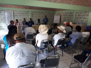 Esta mañana los agricultores de sandía que fueron los más afectados, con el secretario de Agricultura en el estado, René Almeida Grajeda. (EL SIGLO DE TORREÓN)