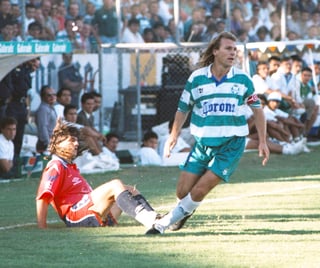 Adomaitis llegó a Santos en la temporada 1993-94, cuando el equipo se encontraba cerca del descenso. 