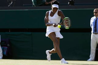Venus Williams sufrió para vencer 4-6, 6-4, 6-1 a Quiang Wang. (AP)