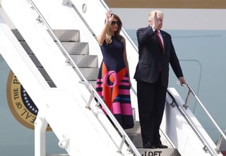 Procedente de Polonia, el 'Air Force One' aterrizó en el aeropuerto de la ciudad portuaria y Trump y su esposa Melania fueron recibidos por el comité de bienvenida de la cumbre. (EFE)