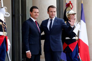 En presencia del presidente francés, Emmanuel Macrón, el mandatario mexicano indicó que México está ocupados y preocupado por la situación de Venezuela 'y muy señaladamente por los hechos muy lamentables ocurridos ayer'. (AP)

