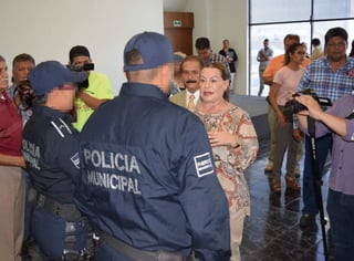 La alcaldesa, Leticia Herrera Ale entregó este estímulo especial a los agentes uniformados, un hombre y una mujer quienes además fueron reconocidos por su valor y trabajo. (EL SIGLO DE TORREÓN)
