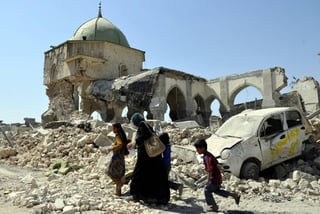 En fuga. Una familia intenta escapar entre los escombros de las construcciónes de lo que alguna vez fue Mosul.