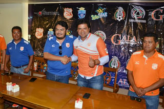 La directiva le dio la bienvenida a Muñoz de la Torre, como su nuevo timonel para el Apertura 2017 en la Serie B de la Segunda División, mientras que los hermanos Galindo Olalde, estarán al frente de las filiales. (Fernando Compeán)
