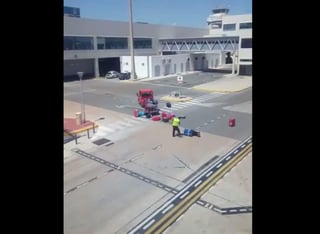 La queja del comportamiento del empleado llegó a oídos de la aerolínea Iberia, que suspendió al hombre. (INTERNET)