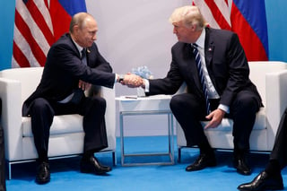 Trump aseguró en una pausa de la reunión en la que se dirigió a los periodistas que la conversación entre ambos fue 'muy bien' y que espera que 'muchas cosas muy positivas' para EU, Rusia y todo el mundo sucedan a raíz de esta reunión. (AP)