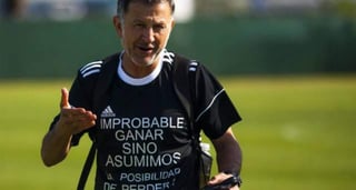 Juan Carlos Osorio volvió a utilizar playeras con mensajes motivacionales. (Especial)