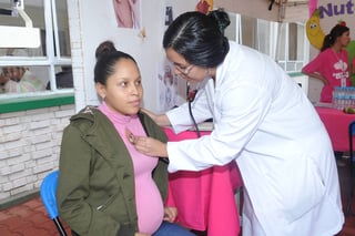 Atención. Con el programa Estrategia Educativa de Promoción a la Salud, trabajadoras sociales orientan a embarazadas. (ARCHIVO)