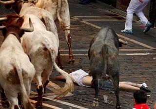 Hombre casi muere al ser corneado durante el festival de Pamplona