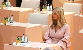Un funcionario de la Casa Blanca dijo que Ivanka Trump ocupó brevemente el asiento cuando el presidente abandonó la sala. (EFE)