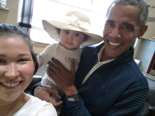 La madre tomó fotos de un sonriente Obama cargando a su hija. (AP)