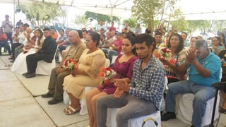 Se contó con la participación especial de la Orquesta “Cincuentenario” del Centro de Estudios Benito Juárez, que engalanó la entrada de las parejas y les tocó el vals del recuerdo. (EL SIGLO DE TORREÓN)