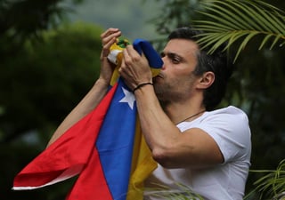 Júbilo. Leopoldo López saludó desde dentro de su residencia en Caracas a sus simpatizantes.