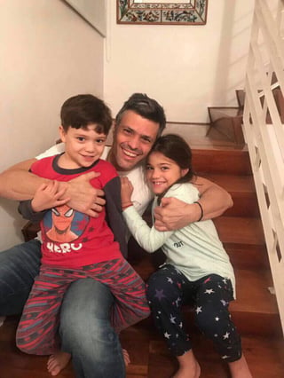 Primera foto. Leopoldo López llegó a su hogar y abrazó a sus dos hijos Leopoldo Santiago (izq.) y Manuela (der.).