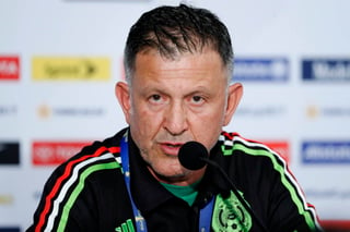 El entrenador de México, Juan Carlos Osorio, habla durante una rueda de prensa en San Diego. (EFE)