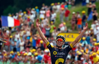 Lilian Calmejane celebra al llegar a la meta y llevarse la victoria en la octava etapa del Tour de Francia. (AP)
