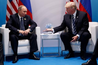 Trump afirmó en Twitter que en su reunión con Putin ambos hablaron de estudiar la creación de la formación de una 'impenetrable unidad de seguridad cibernética' conjunta. (ARCHIVO)