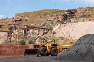 La mina redefinirá sus programas operativos con el objetivo de asegurar la rentabilidad de trabajar a largo plazo y mantener la fuente de empleo en la localidad. (ARCHIVO)
