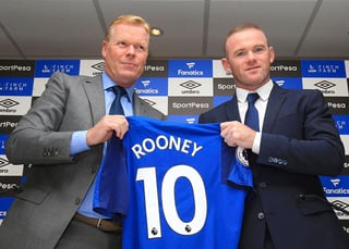 El delantero Wayne Rooney muestra su playera con el 10, del Everton, junto al presidente del equipo Ronald Koeman. (AP)