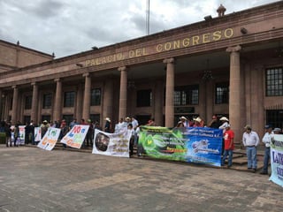 La manifestación se realizó a las 9:00 horas previo a la sesión del Congreso Local. (LUCÍA PÉREZ)