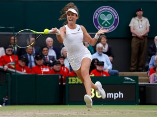 Johana Konta vino de atrás y venció 6-7 (2), 7-6 (5) y 6-4 a Simona Halep, para acceder a las semifinales de Wimbledon. (AP)