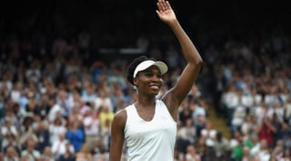 Venus Williams venció 6-3, 7-5 a Jelena Ostapenko y obtuvo su pase a las semifinales de Wimbledon. (EFE)