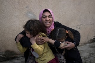 El miedo. Esta imagen del 17 de marzo de 2017, una mujer abraza a dos pequeñas mientras se escucha un tiroteo en Mosul.