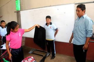Evidencia. Los niños muestran en un video parte del mobiliario en mal estado de la escuela primaria Rosario Castellanos.