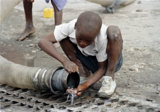 Escasez.  Tres de cada 10 personas en el mundo carecen de acceso a agua limpia, potable y segura para la salud. 