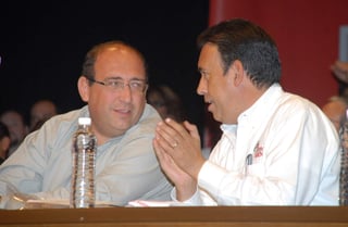 Humberto Moreira acudió al funeral de Sergio Tobías, lugar donde dio una entrevista y responsabilizó a su hermano Rubén Moreira Valdez, de participar en el 'Coahuilazo'. (ARCHIVO)
