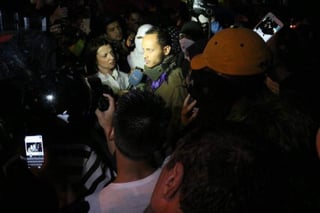 “Ya es hora que este narcogobierno caiga”, dijo Pérez en momentos en que opositores oraban en el lugar donde hace dos meses murió el estudiante universitario Juan Pernalete. (ESPECIAL)