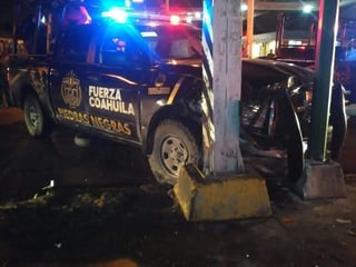 Durante la persecución y balacera se registró un choque entre una patrulla de Fuerza Coahuila con un automóvil particular. (ESPECIAL)