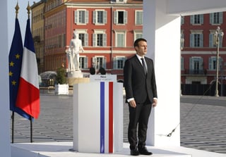 Macron defendió a su predecesor en el cargo, Francois Hollande, quien asistió al evento de homenaje, y a su gobierno, en la gestión que hicieron de la crisis de Niza. (EFE)