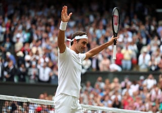 Con 35 años, Federer se convertirá el próximo domingo en el jugador de mayor edad en haber disputado una final en el All England Tenis Club desde 1974, año en el que el australiano Ken Rosewall la disputó con 39 años. (AGENCIAS)