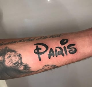 Al puro estilo de Disney, Zylka decidió que el tatuaje fuera en su antebrazo con letras grandes; la también modelo y actriz presumió esta sorpresa en su cuenta de Instagram. (ESPECIAL)